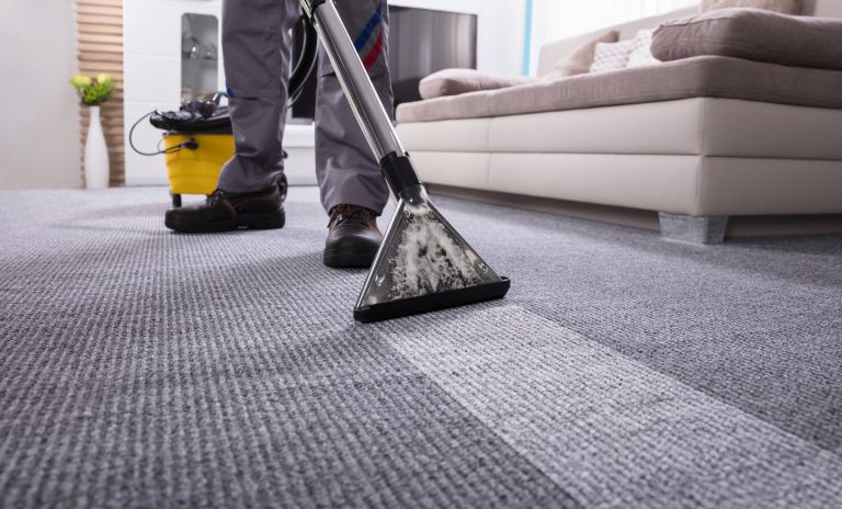 Arbeit mit einem Nasssauger