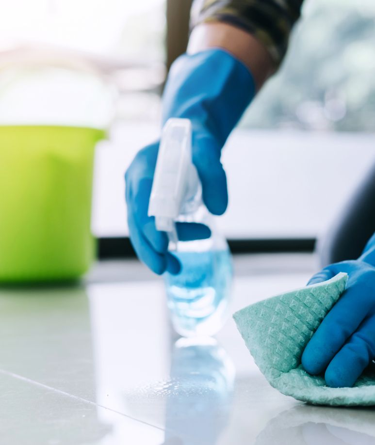 Sorgfältige Reinigung des Fußbodens